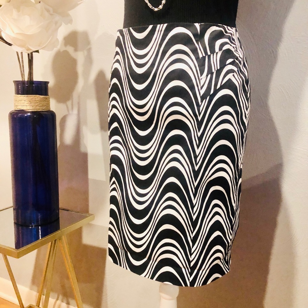 Stylish black/white pencil skirt by New York & Co